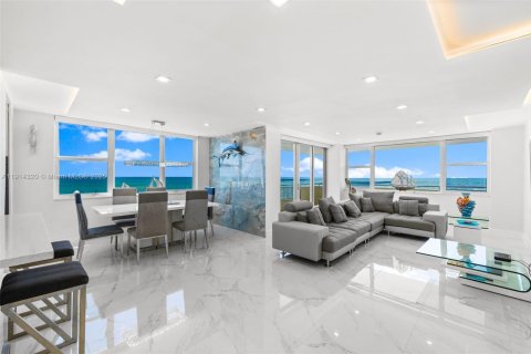 Condominio en alquiler en Hallandale Beach, Florida, 2 dormitorios, 136.19 m2 № 1969938 - foto 2