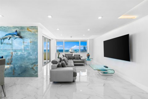 Condominio en alquiler en Hallandale Beach, Florida, 2 dormitorios, 136.19 m2 № 1969938 - foto 15