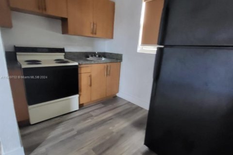 Снять в аренду виллу или дом в Майами, Флорида 1 спальня, 46.45м2, № 1964881 - фото 2