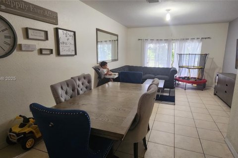 Townhouse in Miramar, Florida 2 bedrooms, 99.13 sq.m. № 1794250 - photo 3