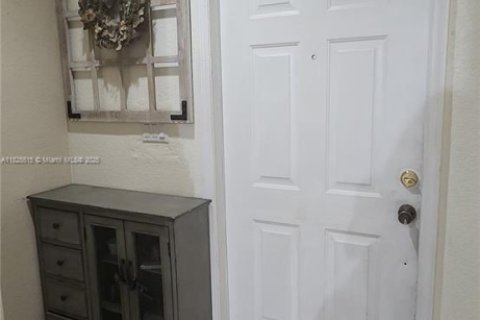 Townhouse in Miramar, Florida 2 bedrooms, 99.13 sq.m. № 1794250 - photo 9