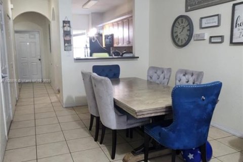 Townhouse in Miramar, Florida 2 bedrooms, 99.13 sq.m. № 1794250 - photo 7