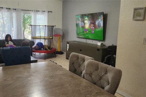 Townhouse in Miramar, Florida 2 bedrooms, 99.13 sq.m. № 1794250 - photo 4