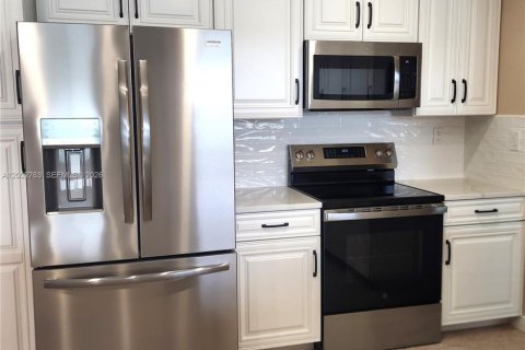 Снять в аренду виллу или дом в Купер-Сити, Флорида 3 спальни, 167.78м2, № 2066401 - фото 4