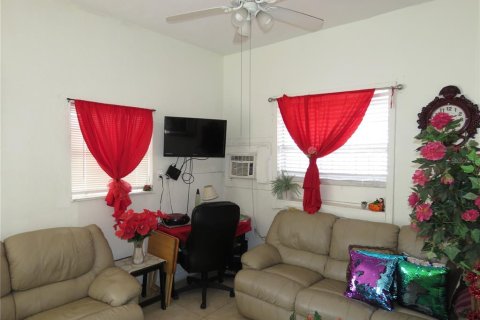 Propiedad comercial en venta en Tampa, Florida, 53.14 m2 № 1509052 - foto 2
