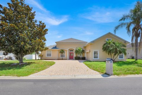House in Lakeland, Florida 4 bedrooms, 291.43 sq.m. № 1908928 - photo 1