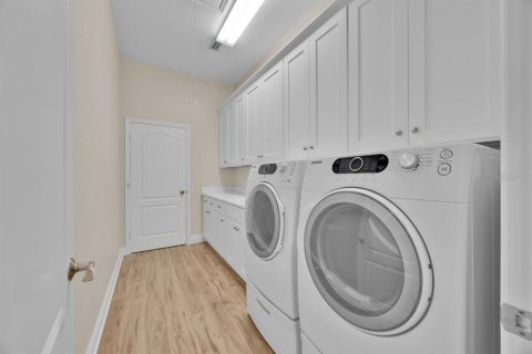 House in Lakeland, Florida 4 bedrooms, 291.43 sq.m. № 1908928 - photo 21