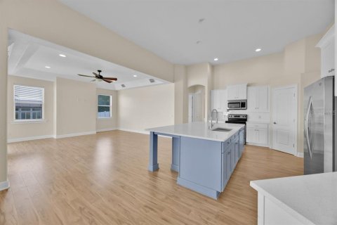 House in Lakeland, Florida 4 bedrooms, 291.43 sq.m. № 1908928 - photo 5