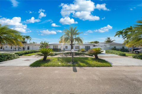 Casa en venta en Miami, Florida, 4 dormitorios, 153.29 m2 № 1892021 - foto 1