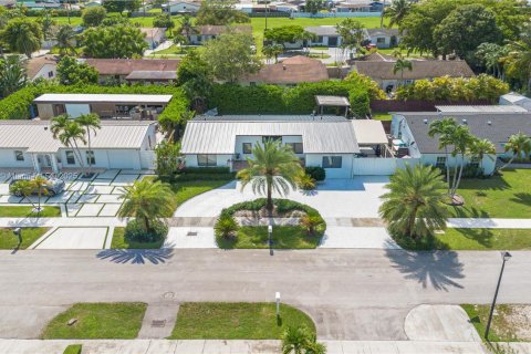 Casa en venta en Miami, Florida, 4 dormitorios, 153.29 m2 № 1892021 - foto 10