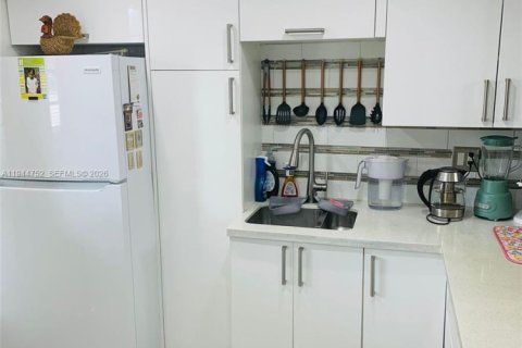 Купить кондоминиум в Халландейл-Бич, Флорида 2 спальни, 85.56м2, № 2001373 - фото 5