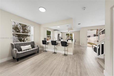 Touwnhouse à vendre à Pembroke Pines, Floride: 4 chambres, 155.98 m2 № 2171268 - photo 5