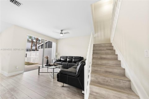 Touwnhouse à vendre à Pembroke Pines, Floride: 4 chambres, 155.98 m2 № 2171268 - photo 6