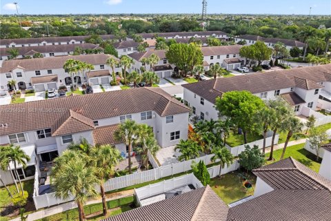 Touwnhouse à vendre à Pembroke Pines, Floride: 4 chambres, 155.98 m2 № 2171268 - photo 30