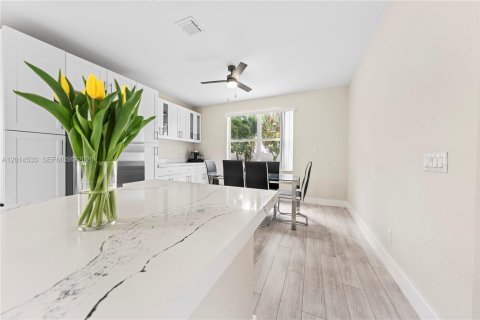 Touwnhouse à vendre à Pembroke Pines, Floride: 4 chambres, 155.98 m2 № 2171268 - photo 8