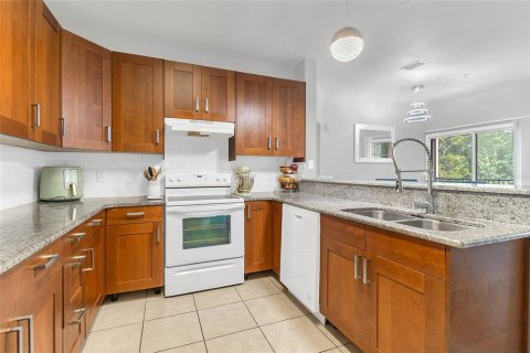 Купить кондоминиум в Окои, Флорида 8 комнат, 114.64м2, № 2149394 - фото 2