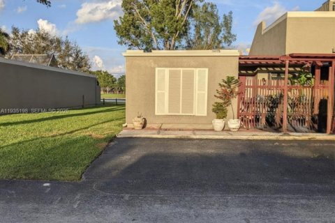 Adosado en venta en Pembroke Pines, Florida, 3 dormitorios, 122.17 m2 № 1993530 - foto 1
