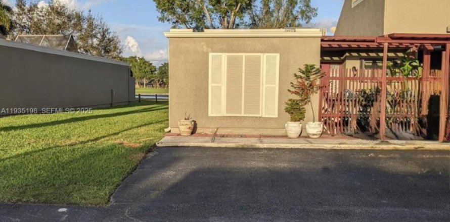 Adosado en Pembroke Pines, Florida 3 dormitorios, 122.17 m2 № 1993530