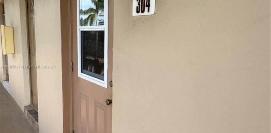 Condo in Lauderdale Lakes, Florida, 2 bedrooms № 1936889