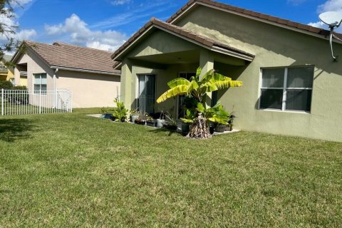 House in Port St. Lucie, Florida 3 bedrooms, 161.19 sq.m. № 2240362 - photo 2
