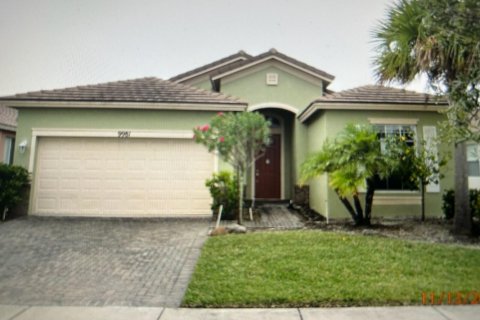 House in Port St. Lucie, Florida 3 bedrooms, 161.19 sq.m. № 2240362