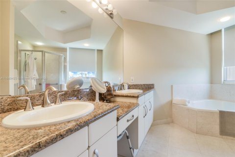 Купить кондоминиум в Бей-Харбор-Айлендс, Флорида 3 спальни, 160.81м2, № 1983196 - фото 7