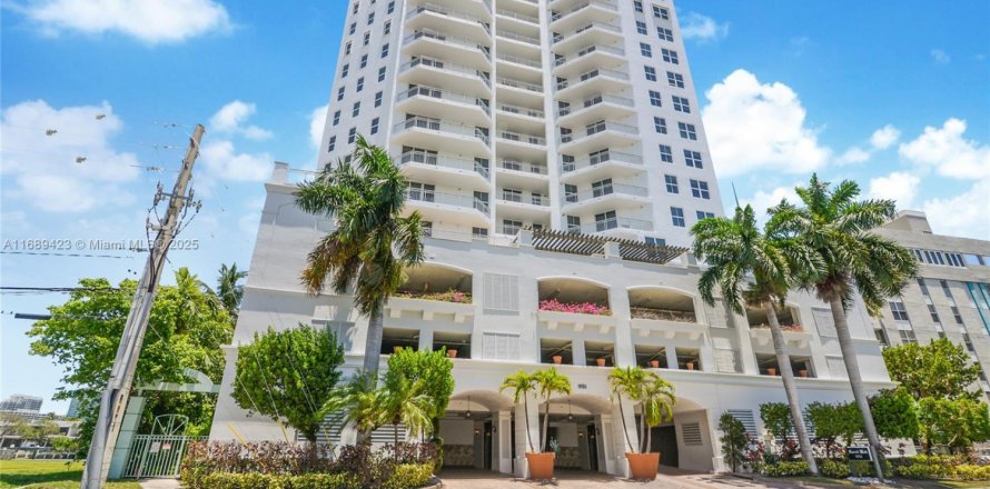 Кондоминиум с 3 спальнями в Бей-Харбор-Айлендс, Флорида № 1983196