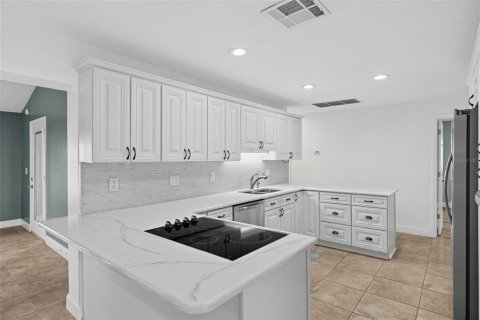 House in Lake Placid, Florida 3 bedrooms, 206.8 sq.m. № 2322416 - photo 15