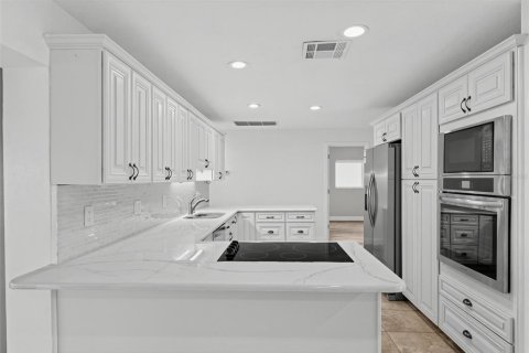 House in Lake Placid, Florida 3 bedrooms, 206.8 sq.m. № 2322416 - photo 10