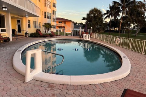 Condo in Fort Lauderdale, Florida, 2 bedrooms  № 1991229 - photo 12