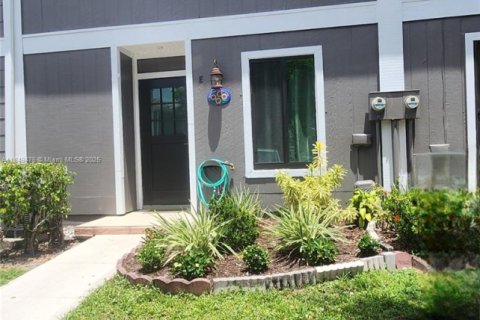 Townhouse in West Palm Beach, Florida 2 bedrooms, 107.95 sq.m. № 1852216 - photo 2