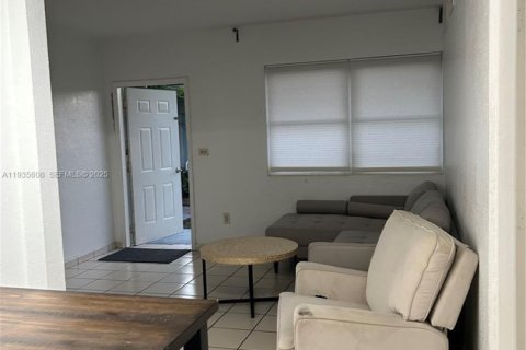 Condominio en alquiler en Miami Beach, Florida, 1 dormitorio, 63.17 m2 № 1993777 - foto 1