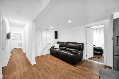 Casa en venta en Tamarac, Florida, 4 dormitorios, 159.42 m2 № 1977150 - foto 25