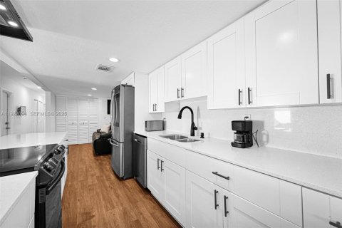 Casa en venta en Tamarac, Florida, 4 dormitorios, 159.42 m2 № 1977150 - foto 11