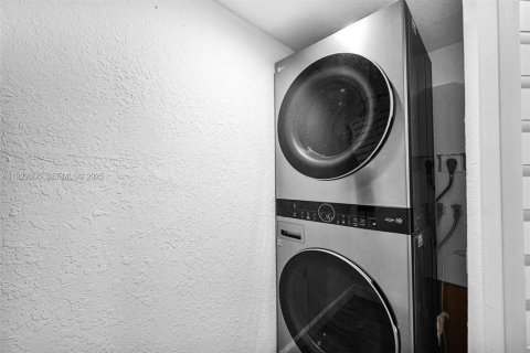 Casa en venta en Tamarac, Florida, 4 dormitorios, 159.42 m2 № 1977150 - foto 26