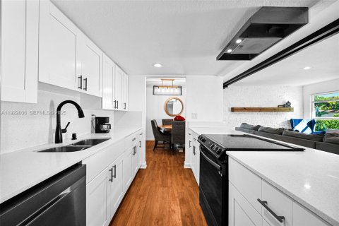 Casa en venta en Tamarac, Florida, 4 dormitorios, 159.42 m2 № 1977150 - foto 13