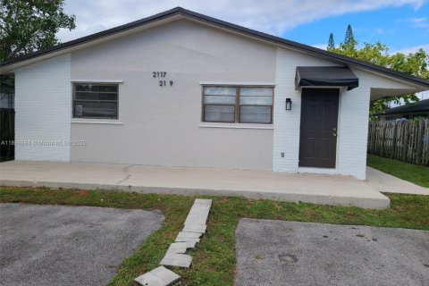 Снять в аренду виллу или дом в Холливуд, Флорида 2 спальни, 92.9м2, № 1947857 - фото 1