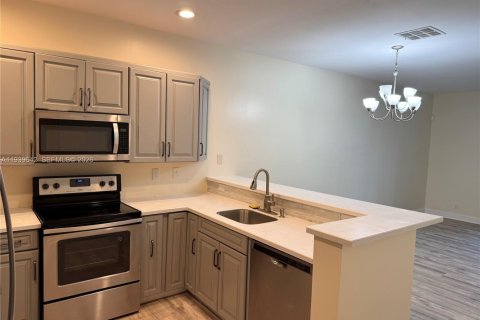 Townhouse in Lauderhill, Florida 2 bedrooms, 120.22 sq.m. № 2000184 - photo 2