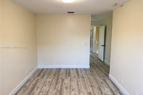 Townhouse in Lauderhill, Florida 2 bedrooms, 120.22 sq.m. № 2000184 - photo 9