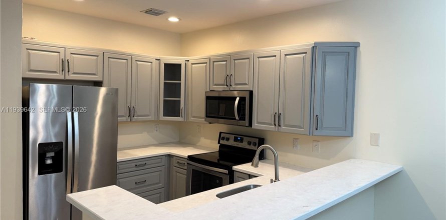 Townhouse in Lauderhill, Florida 2 bedrooms, 120.22 sq.m. № 2000184