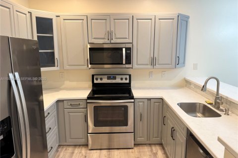 Townhouse in Lauderhill, Florida 2 bedrooms, 120.22 sq.m. № 2000184 - photo 3