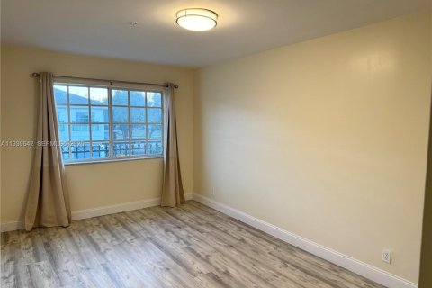 Townhouse in Lauderhill, Florida 2 bedrooms, 120.22 sq.m. № 2000184 - photo 8