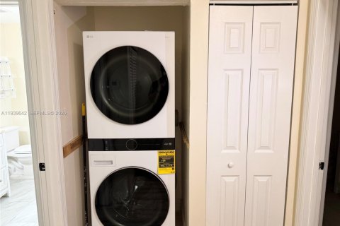 Townhouse in Lauderhill, Florida 2 bedrooms, 120.22 sq.m. № 2000184 - photo 12