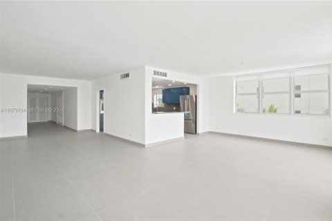 Copropriété à vendre à Bay Harbor Islands, Floride: 2 chambres, 189.99 m2 № 2340214 - photo 4