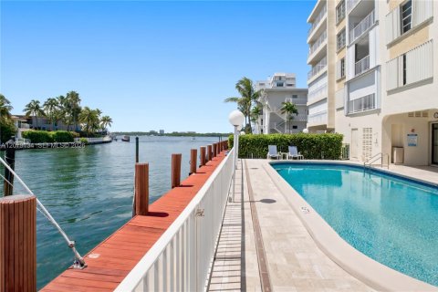 Copropriété à vendre à Bay Harbor Islands, Floride: 2 chambres, 189.99 m2 № 2340214 - photo 22