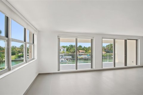 Copropriété à vendre à Bay Harbor Islands, Floride: 2 chambres, 189.99 m2 № 2340214 - photo 15