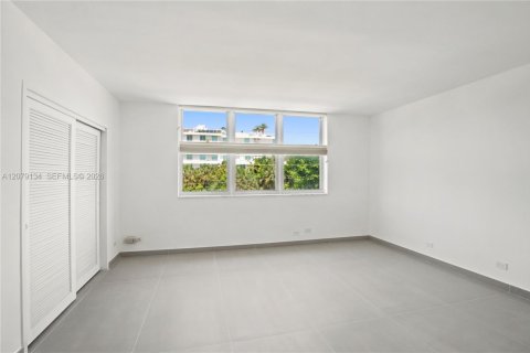 Copropriété à vendre à Bay Harbor Islands, Floride: 2 chambres, 189.99 m2 № 2340214 - photo 12