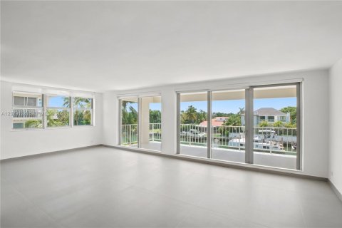 Copropriété à vendre à Bay Harbor Islands, Floride: 2 chambres, 189.99 m2 № 2340214 - photo 2