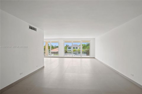 Copropriété à vendre à Bay Harbor Islands, Floride: 2 chambres, 189.99 m2 № 2340214 - photo 8