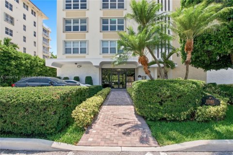 Copropriété à vendre à Bay Harbor Islands, Floride: 2 chambres, 189.99 m2 № 2340214 - photo 24